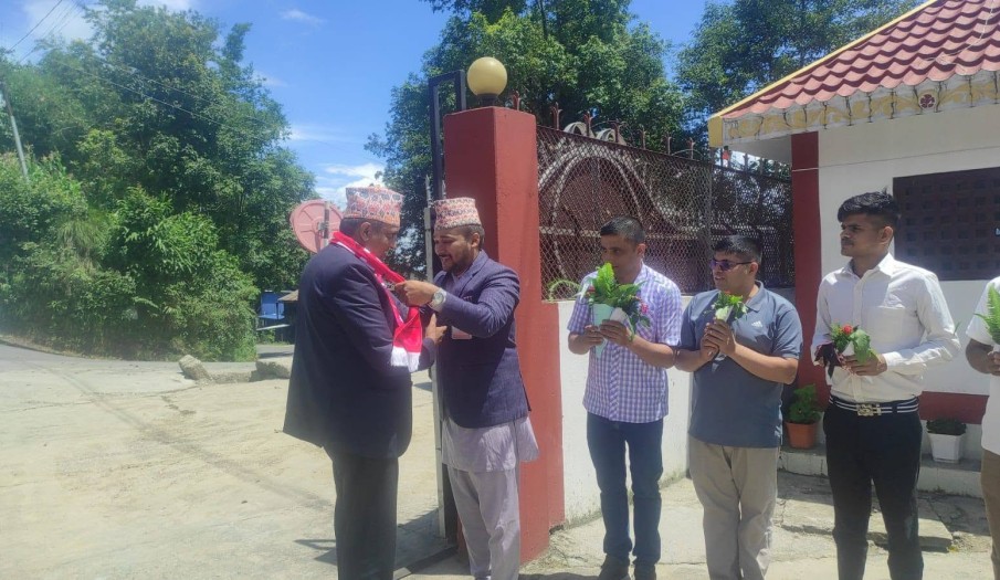 प्रमुख जिल्ला अधिकारी उमेश कुमार दाहाललई कार्यालयमा स्वागत गर्नु हुँदै
