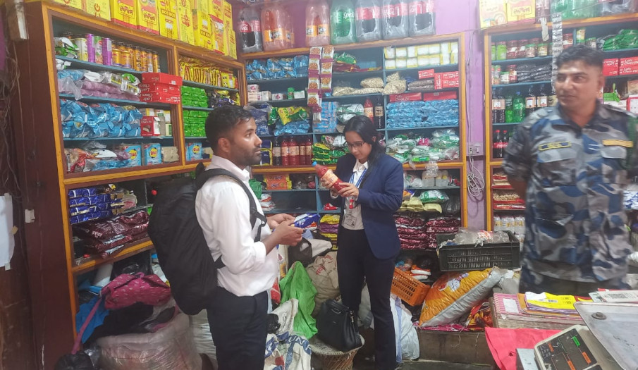 मिति २०८२।०६।०५ मा सहायक प्रमुख जिल्ला अधिकारी श्री सन्दिपा खड्काबाट फुङलिङ नगरपालिका वडा नं. ५ बिरेन्द्र चौकमा बजार अनुगमन तथा निरीक्षण गरिएको