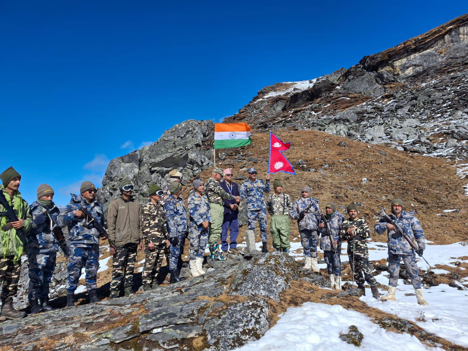 मिति २०८२।०७।१९ देखि २०८२।०७।२४ सम्म प्रमुख जिल्ला अधिकारी श्री शिवराज सेढाईं ज्यूबाट जिल्लाको पुर्व तर्फको भारत (सिक्किम) सँग जोडिएको सिमा क्षेत्रको भ्रमण गरिएको।